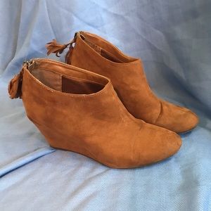 Chinese Laundry Women’s Vente Suede Bootie